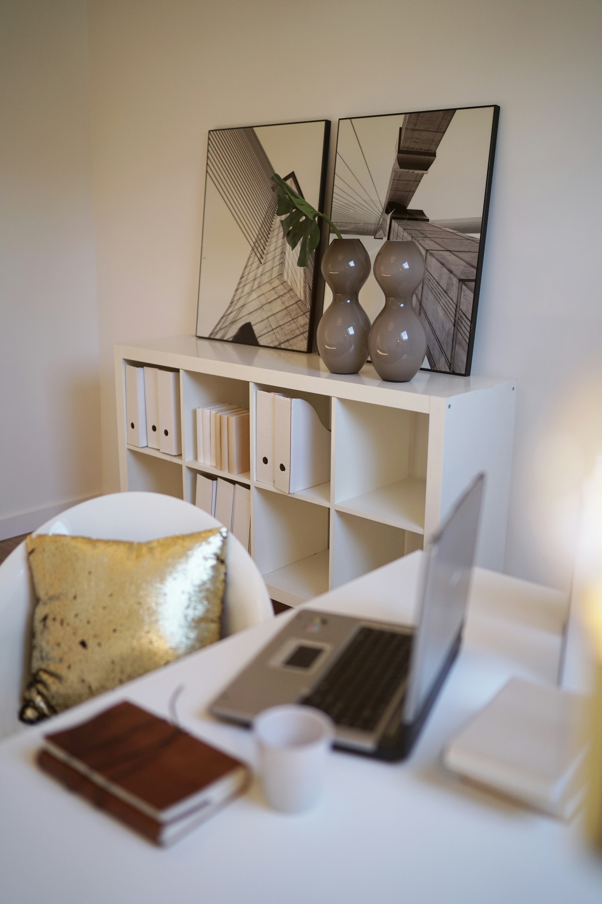 gray computer monitor